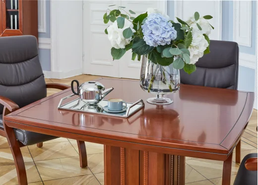 stolik biurowy z krzesłami