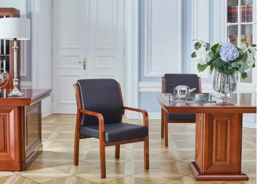 krzesła ze stolikiem w biurze