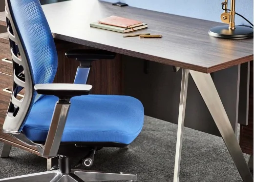 ergonomiczny fotel biurowy niebieski
