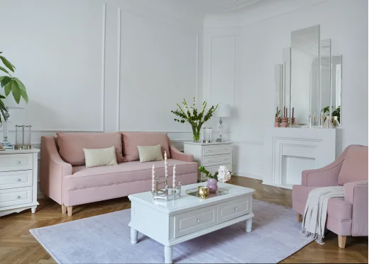 różowy fotel i sofa do salonu