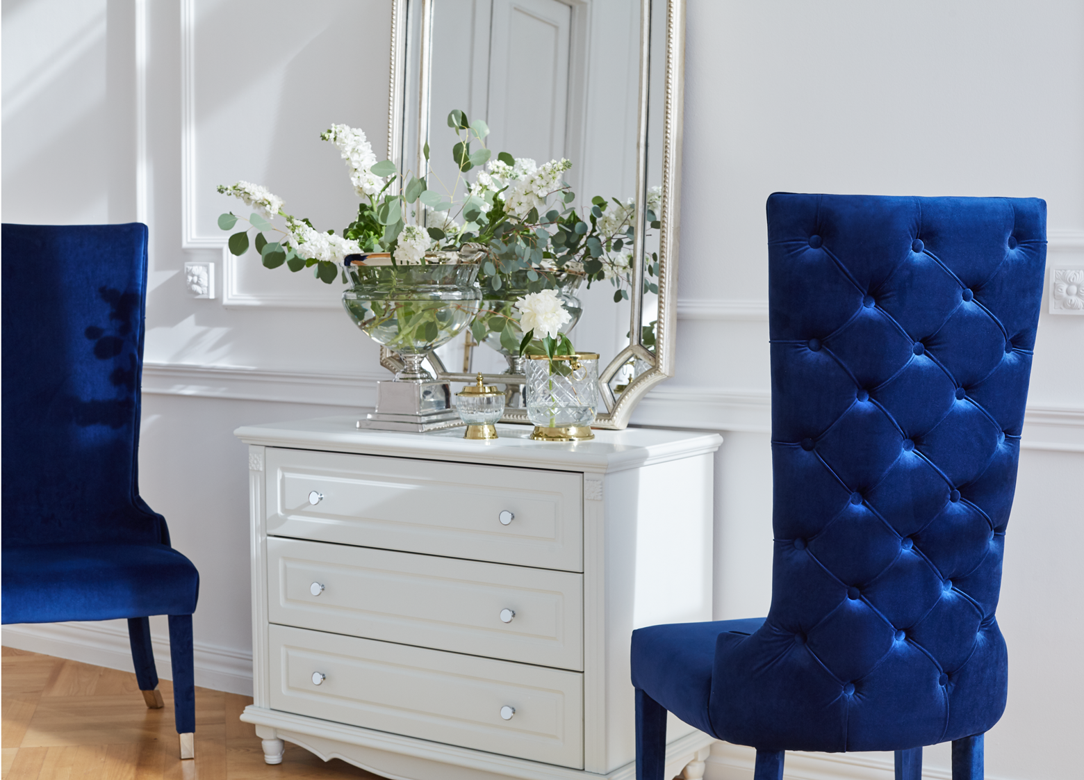 kobaltowe fotele w salonie glamour